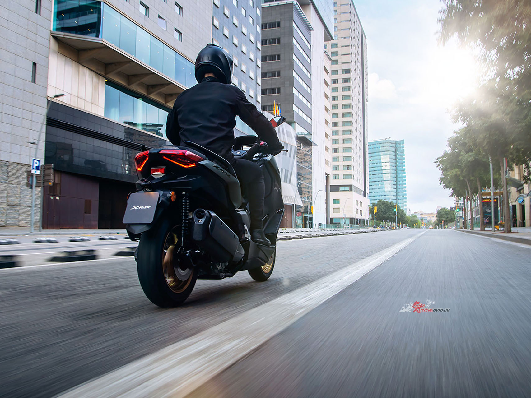 The new XMAX 300 features a radical-new face in the form of a distinctive X-shaped headlight / position light layout that is unique to this new model.