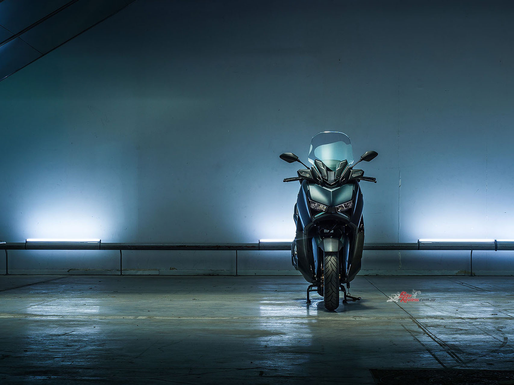 Changes are much more than skin deep, and XMAX 300 riders can now also benefit from smartphone connectivity through the new instruments. Check out the video above for a full look at the interface.