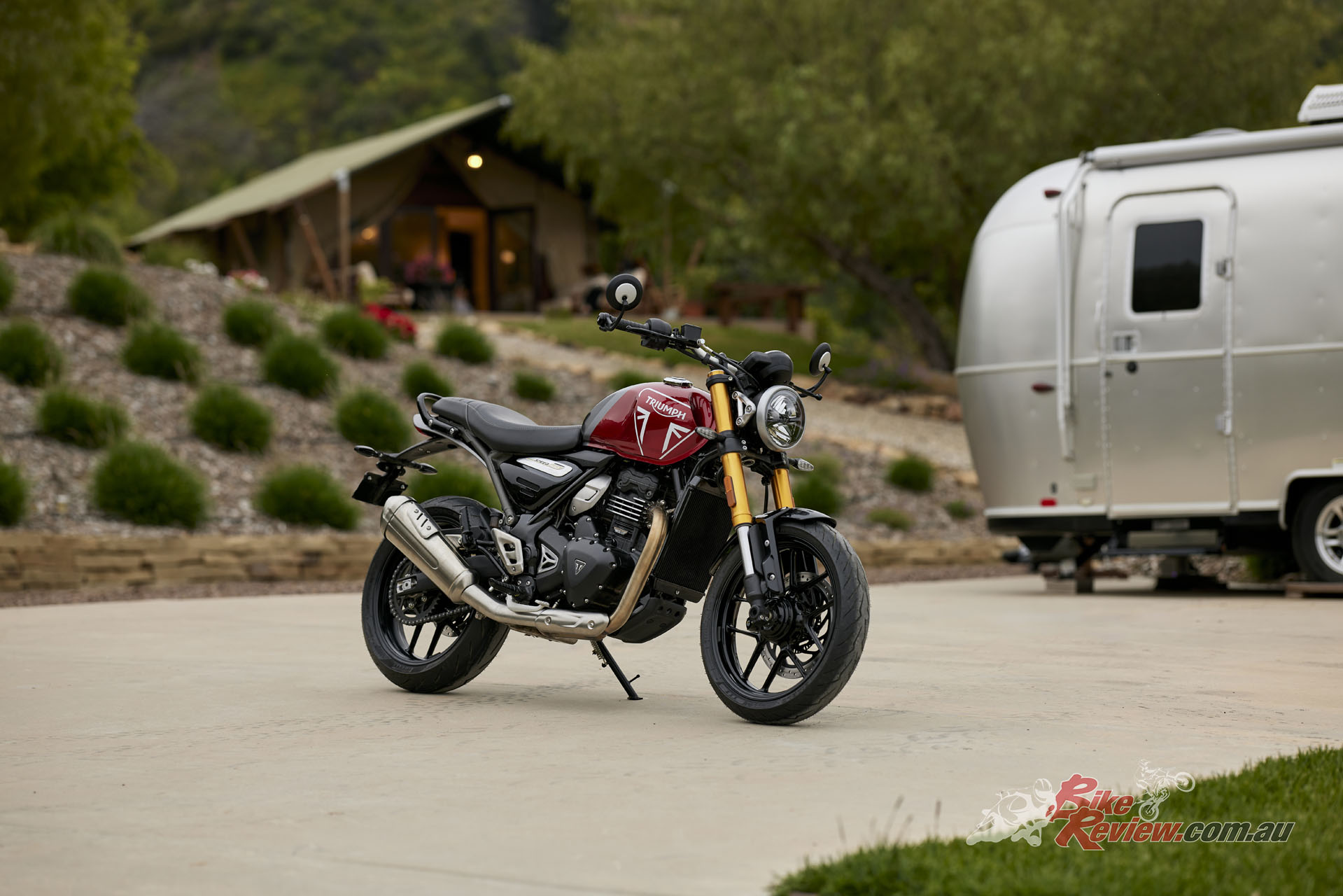 The traction control system on both models is switchable with a simple on or off selection, so the rider can quickly and easily deactivate the intervention.