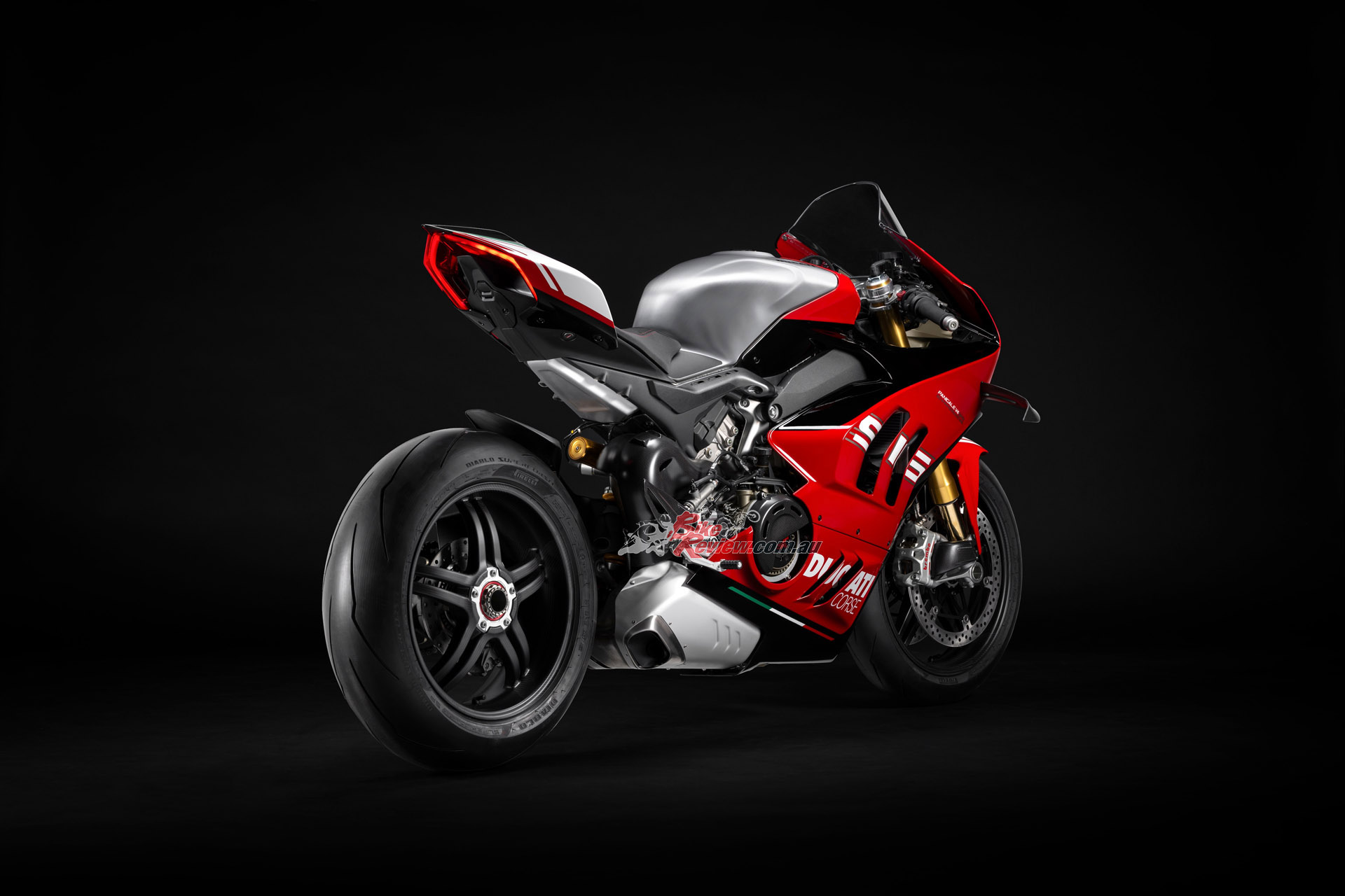 Ducati celebrates the 30th anniversary of the 916 with a model in a limited, numbered series of 500 units.