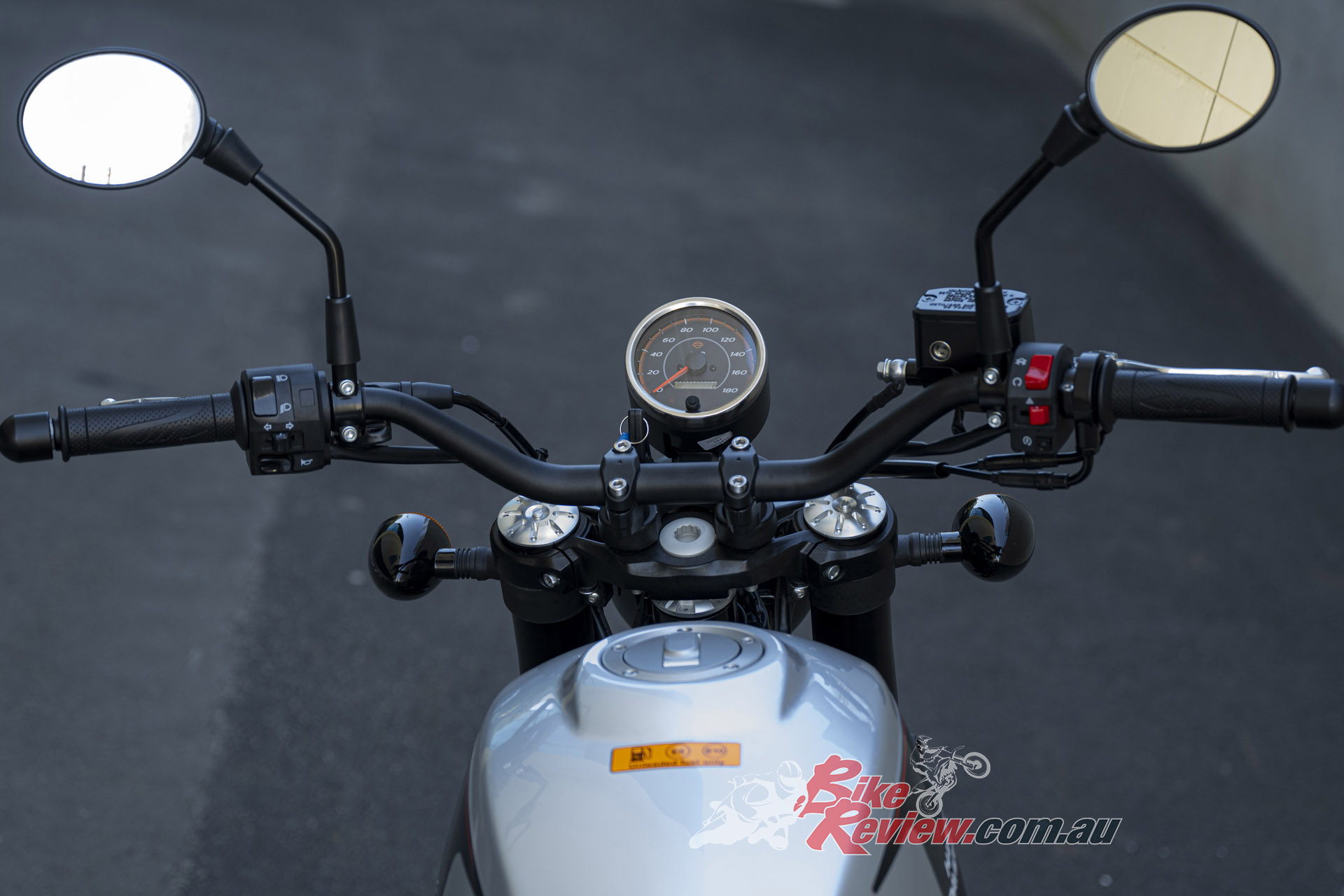 Wide alloy 'bars, neat dash.