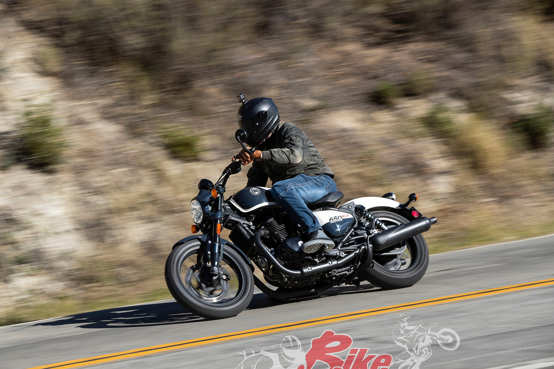 It may be a cruiser, but the Royal Enfield Shotgun 650 handles more like a nakedbike, and a good one!